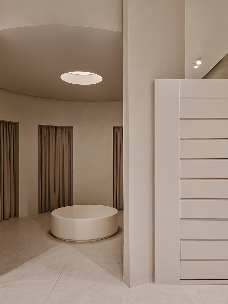 Визуальный покой и скругленные формы в интерьере магазина белья — проект бюро SINITSA