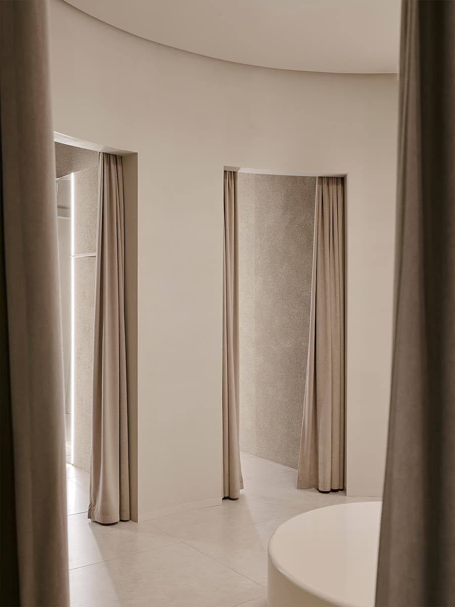 Визуальный покой и скругленные формы в интерьере магазина белья — проект бюро SINITSA