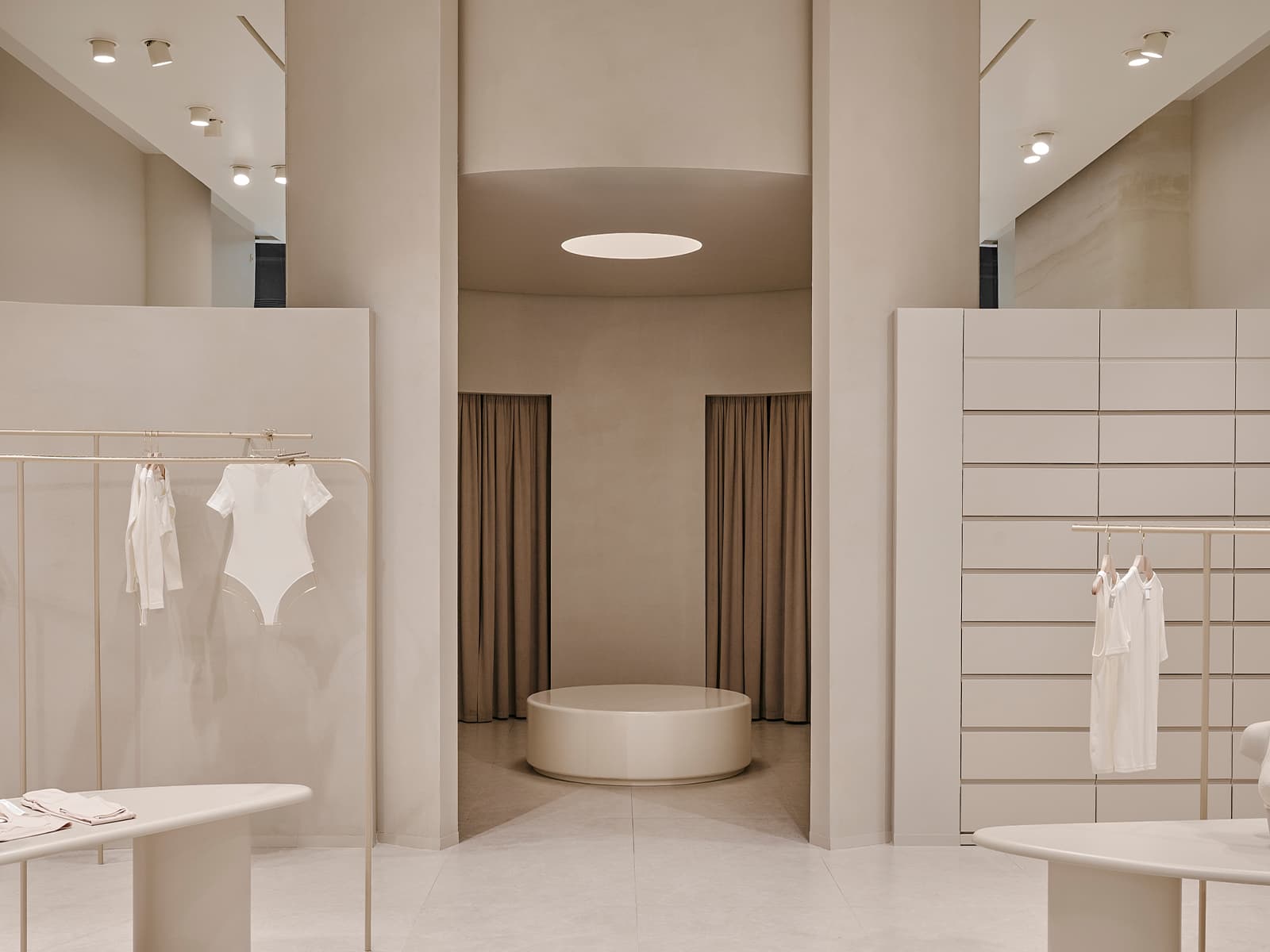 Визуальный покой и скругленные формы в интерьере магазина белья — проект бюро SINITSA