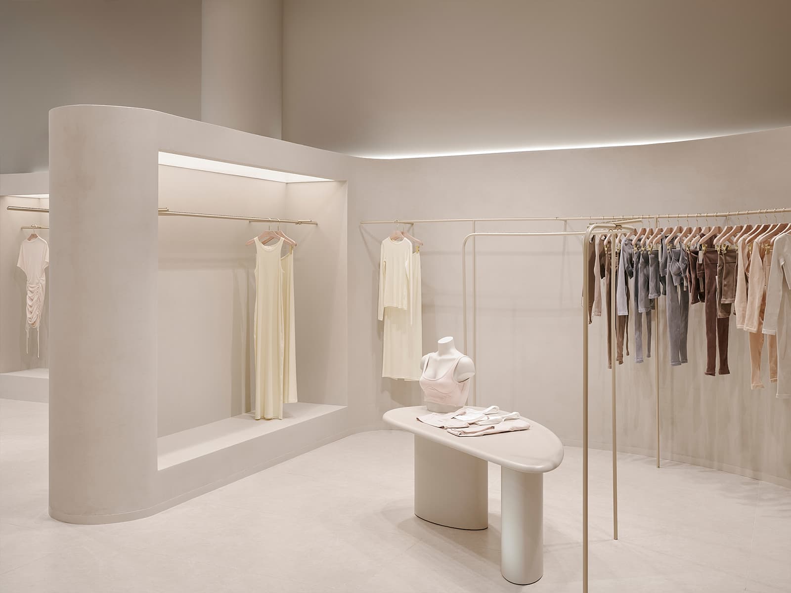 Визуальный покой и скругленные формы в интерьере магазина белья — проект бюро SINITSA