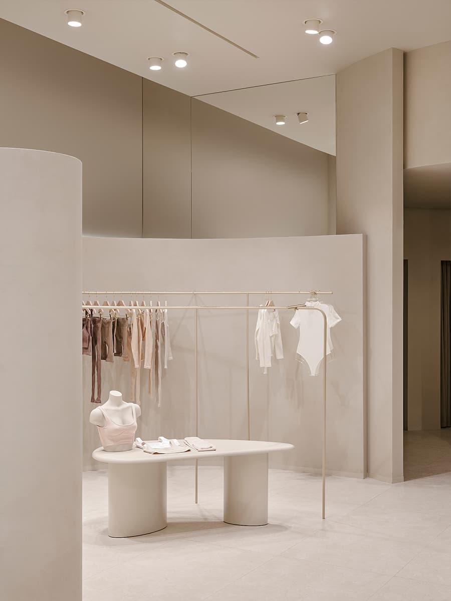 Визуальный покой и скругленные формы в интерьере магазина белья — проект бюро SINITSA