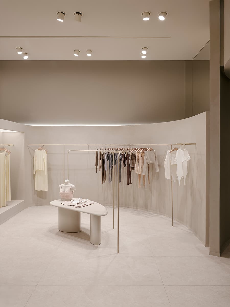 Визуальный покой и скругленные формы в интерьере магазина белья — проект бюро SINITSA