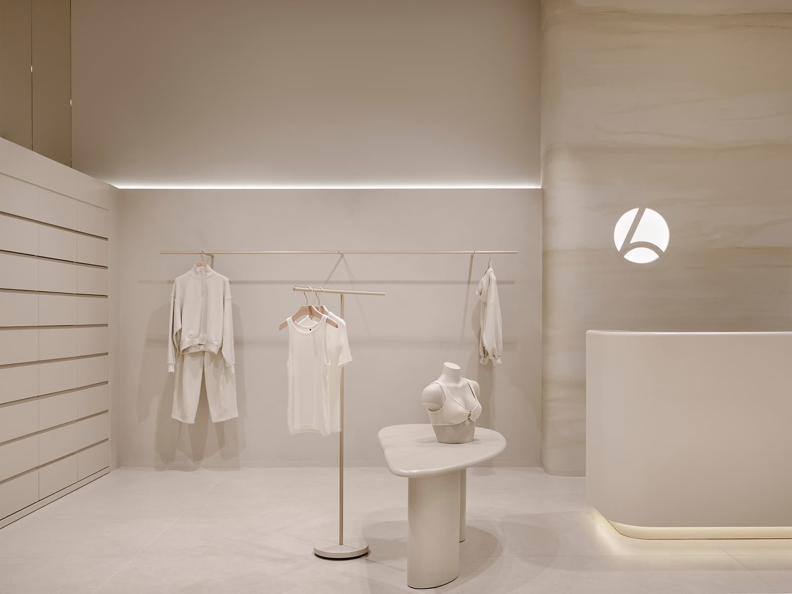 Визуальный покой и скругленные формы в интерьере магазина белья — проект бюро SINITSA
