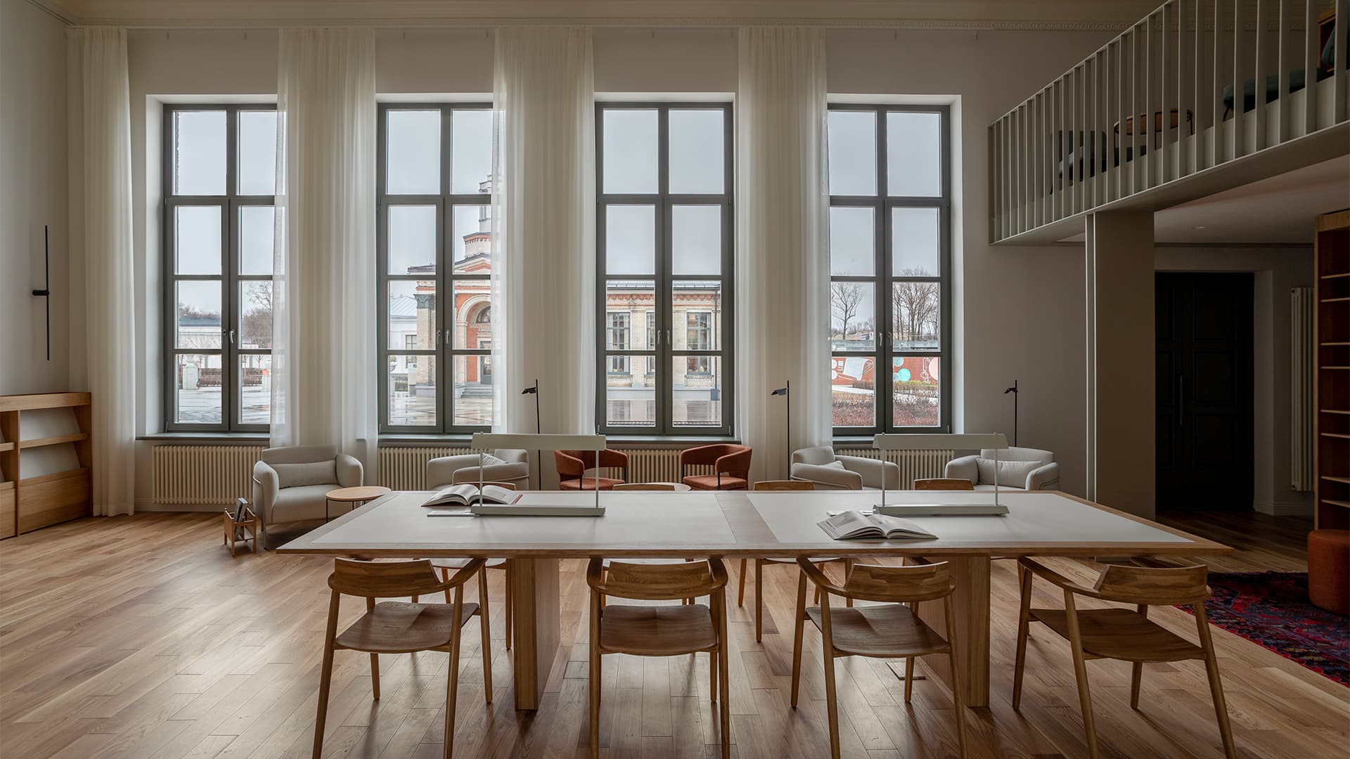 Светлое дерево и исторические детали в интерьере отреставрированного павильона — проект архитектурного бюро Апрель