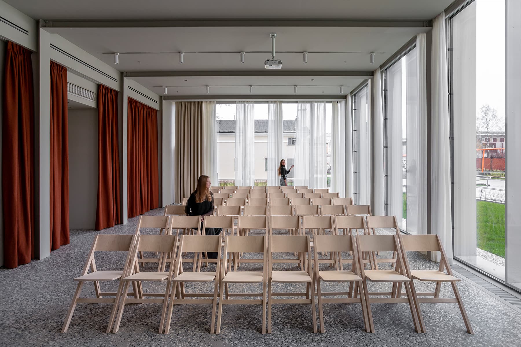 Светлое дерево и исторические детали в интерьере отреставрированного павильона — проект архитектурного бюро Апрель