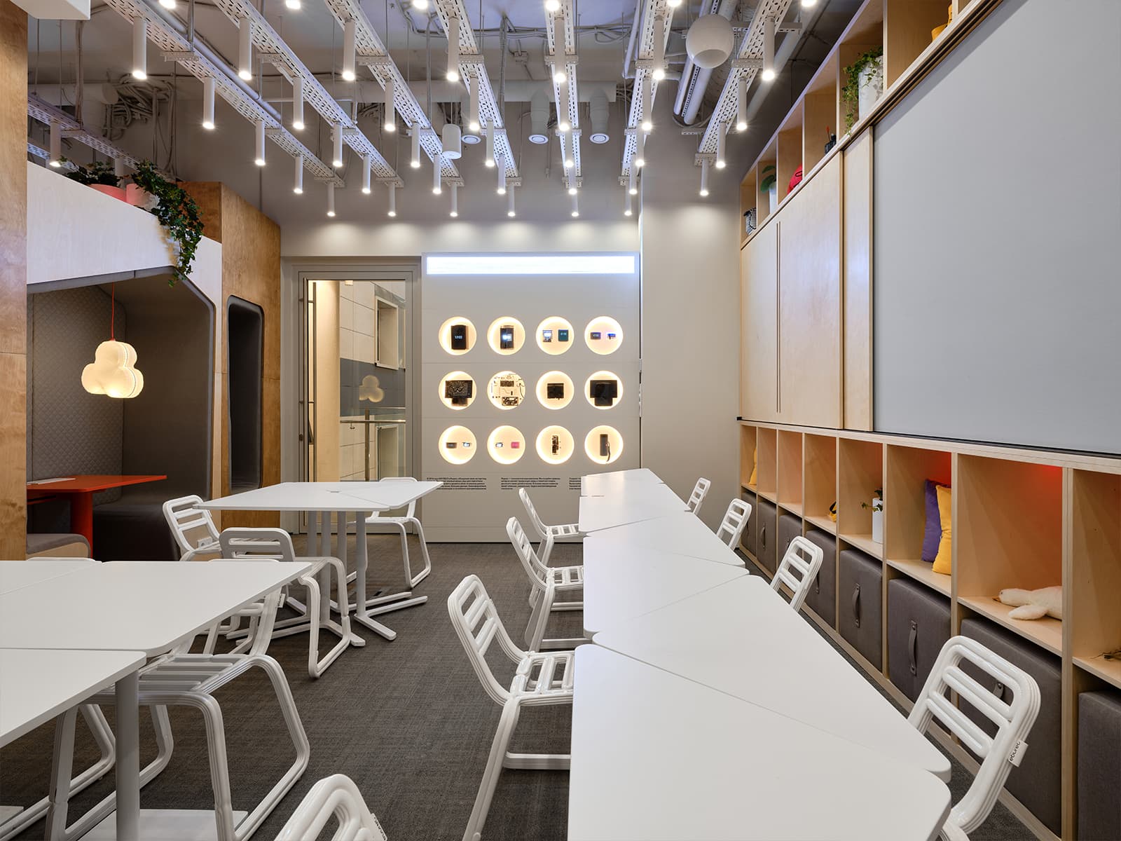 Гибкий интерьер учебной аудитории в российском вузе — проект nefa architects