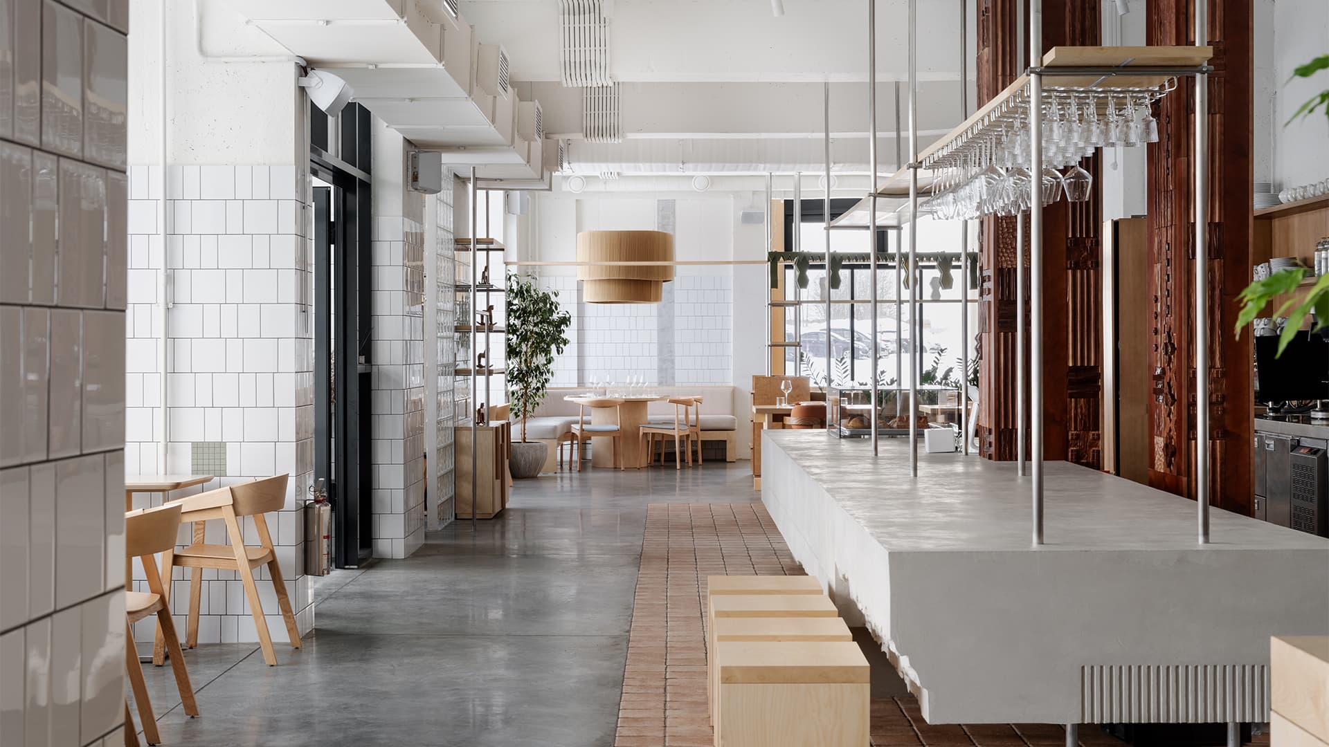 Тепло деревянных панелей и живые растения в интерьере ресторана — проект KIDZ