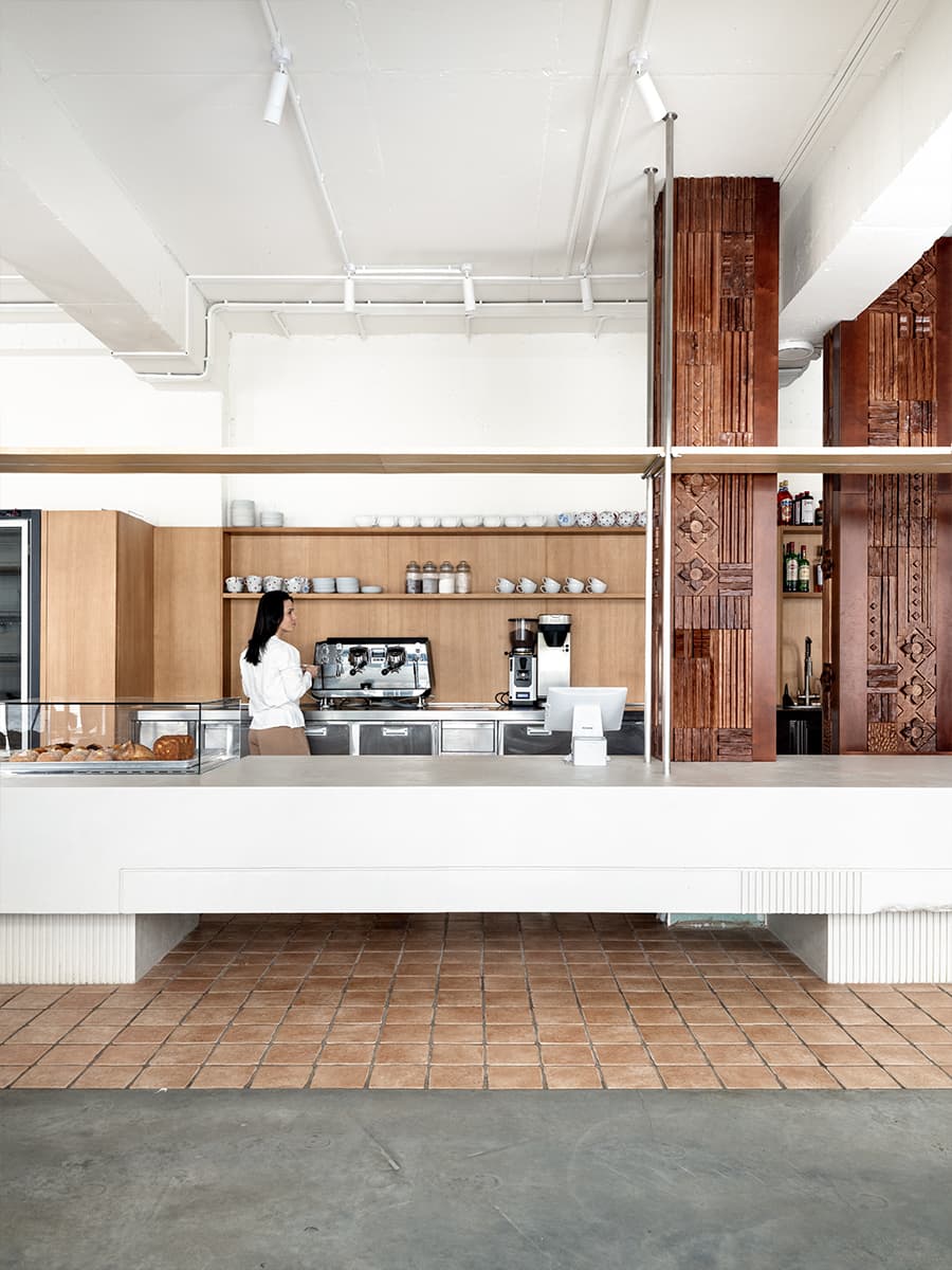 Тепло деревянных панелей и живые растения в интерьере ресторана — проект KIDZ