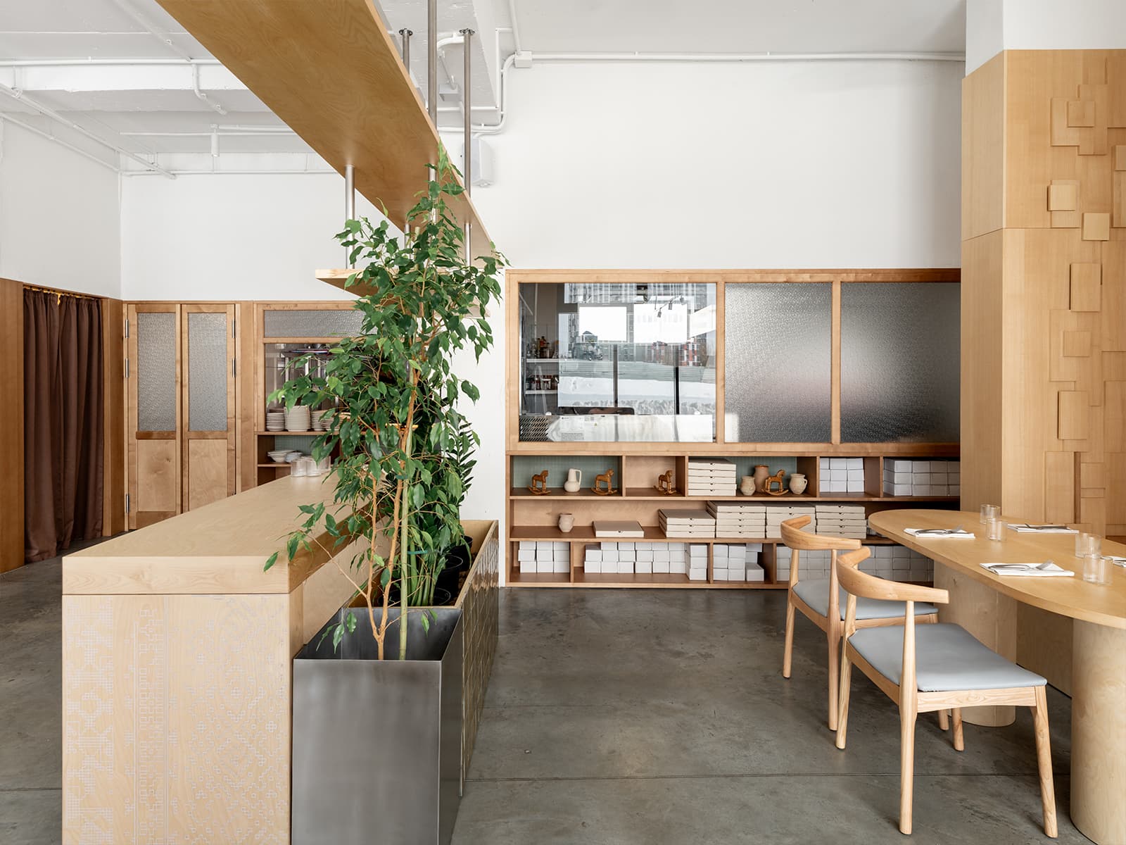 Тепло деревянных панелей и живые растения в интерьере ресторана — проект KIDZ