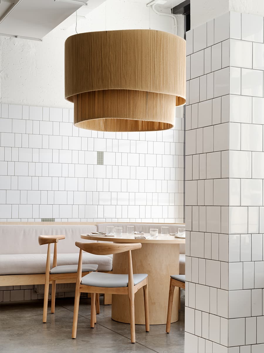 Тепло деревянных панелей и живые растения в интерьере ресторана — проект KIDZ