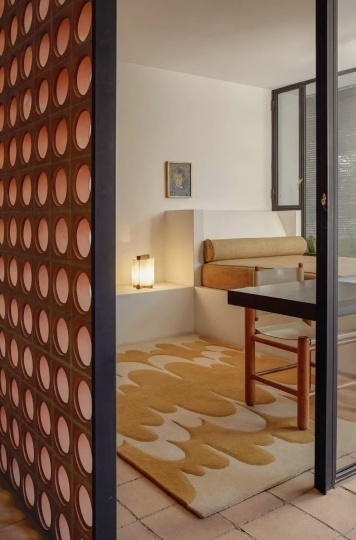 Бренд nanimarquina переосмыслил рисунки Люсии Имз в коллекции ковров