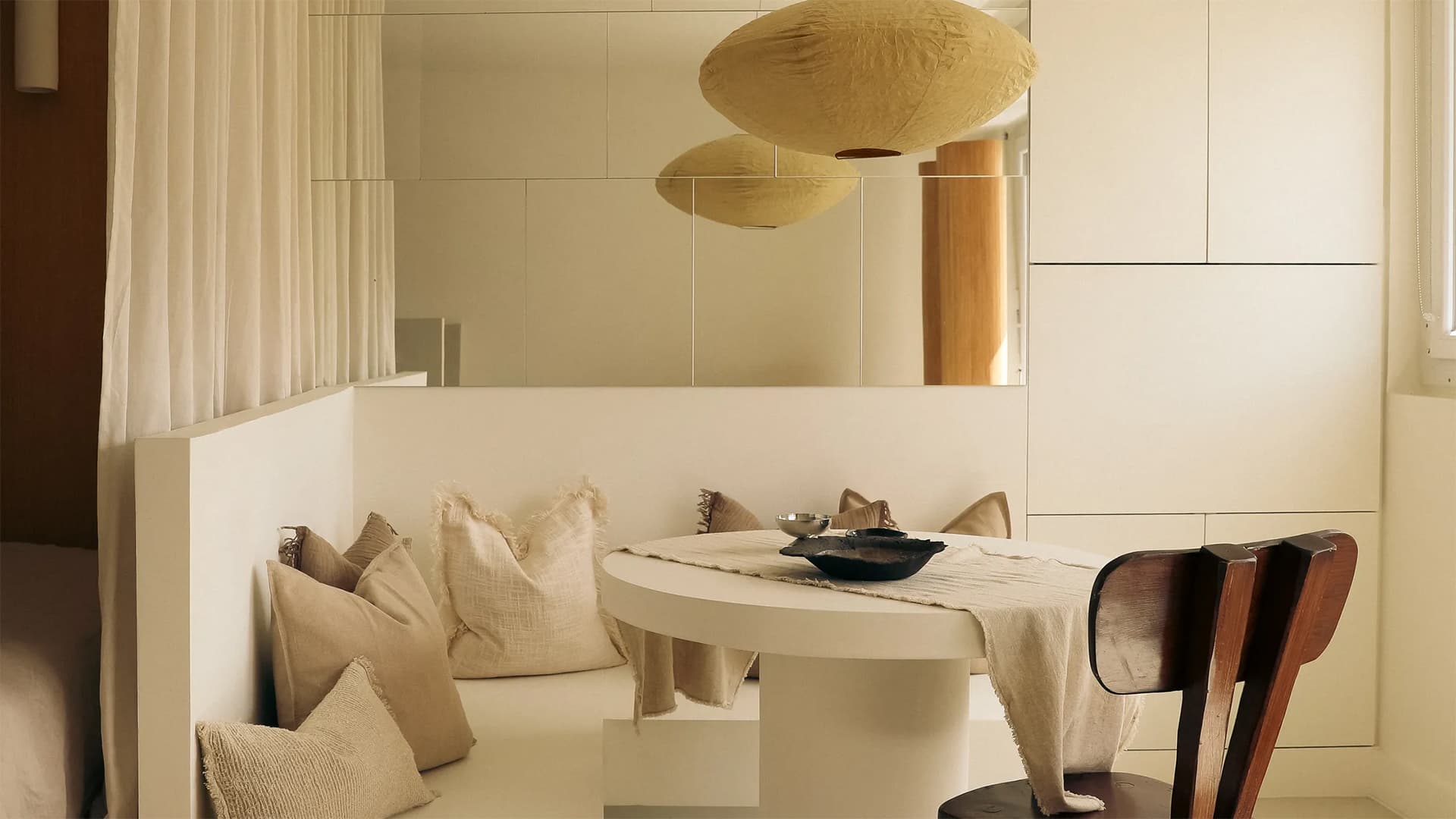 Функциональность в каждом квадратном метре маленькой квартиры в Париже — проект студии ōno