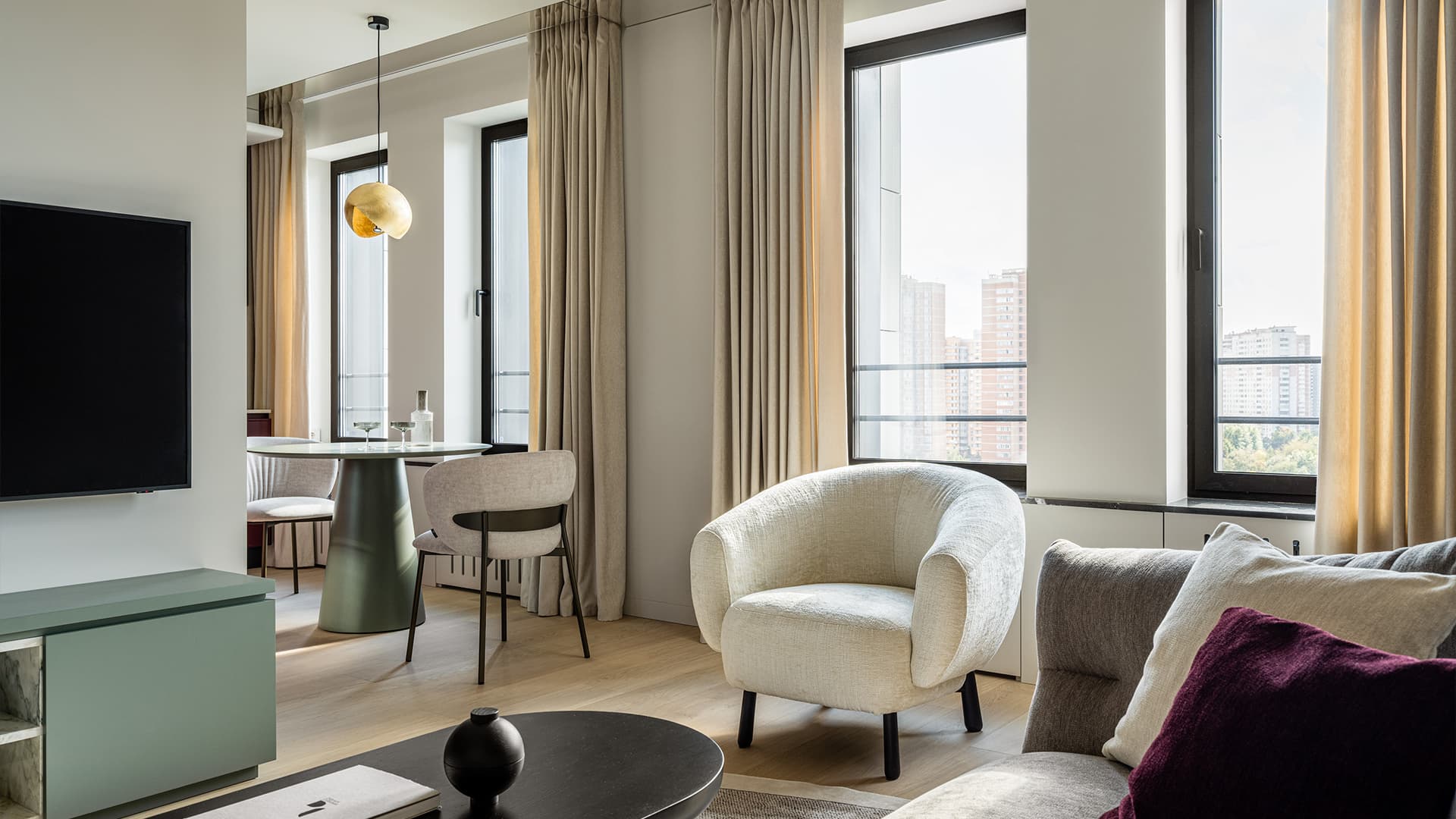 Бордовые акценты в интерьере квартиры для девушки-блогера — проект Александры Дашкевич