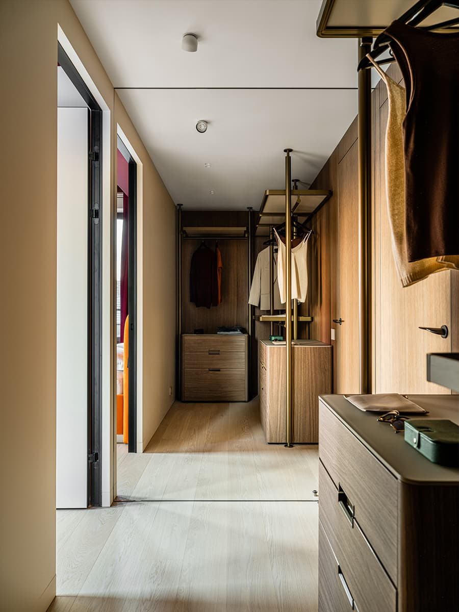 Бордовые акценты в интерьере квартиры для девушки-блогера — проект Александры Дашкевич