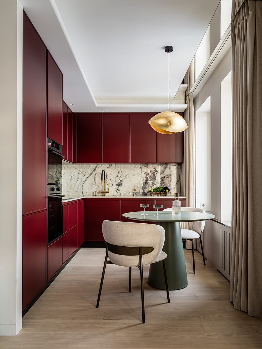 Бордовые акценты в интерьере квартиры для девушки-блогера — проект Александры Дашкевич