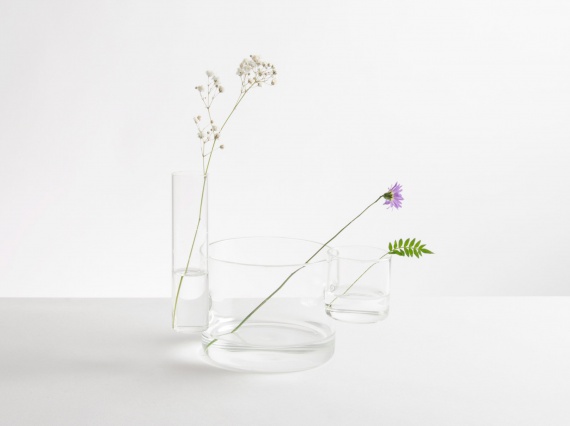 Мексиканец Мойсес Эрнандес представил коллекцию ваз, индивидуализирующих цветы