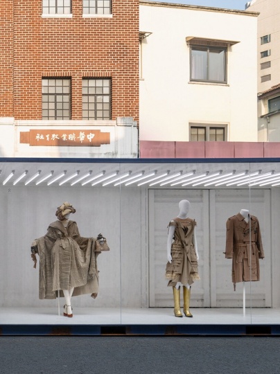 Транспортные контейнеры как декорации на выставке Maison Margiela в Шанхае