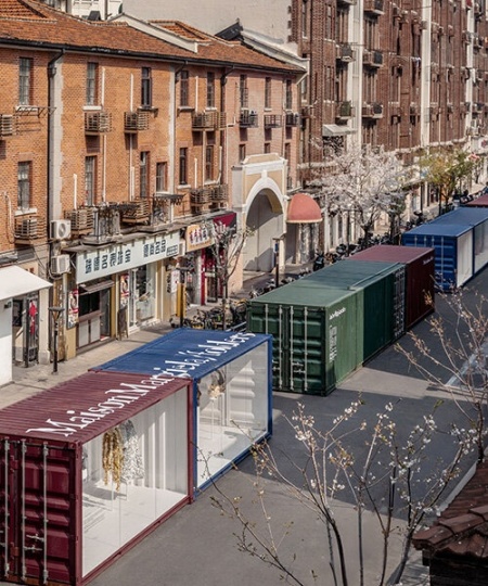 Транспортные контейнеры как декорации на выставке Maison Margiela в Шанхае