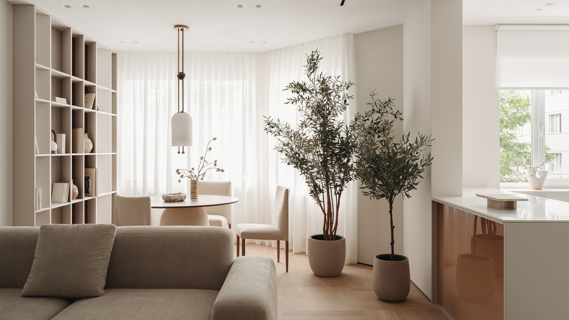 Акцентная синяя спальня в интерьере квартиры в доме 1940-х годов — проект Shilova Studio