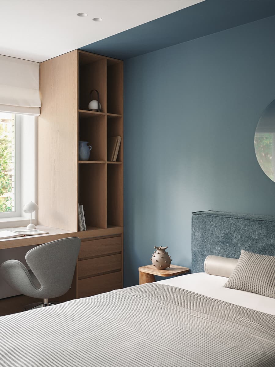 Акцентная синяя спальня в интерьере квартиры в доме 1940-х годов — проект Shilova Studio