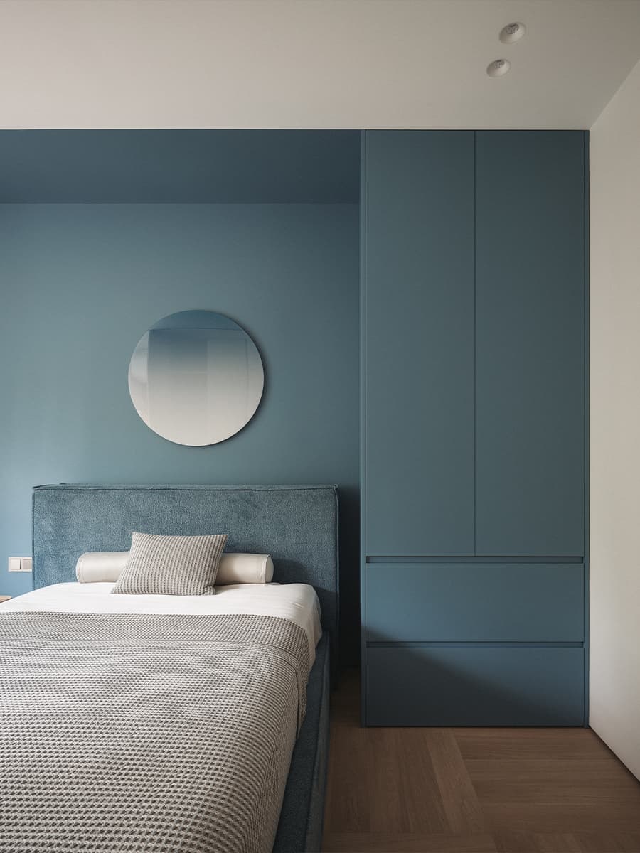 Акцентная синяя спальня в интерьере квартиры в доме 1940-х годов — проект Shilova Studio
