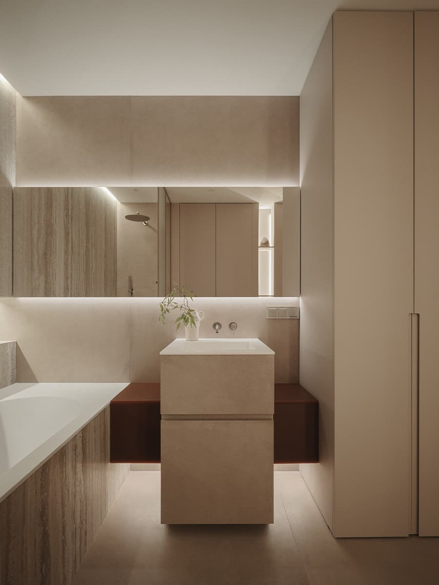 Акцентная синяя спальня в интерьере квартиры в доме 1940-х годов — проект Shilova Studio