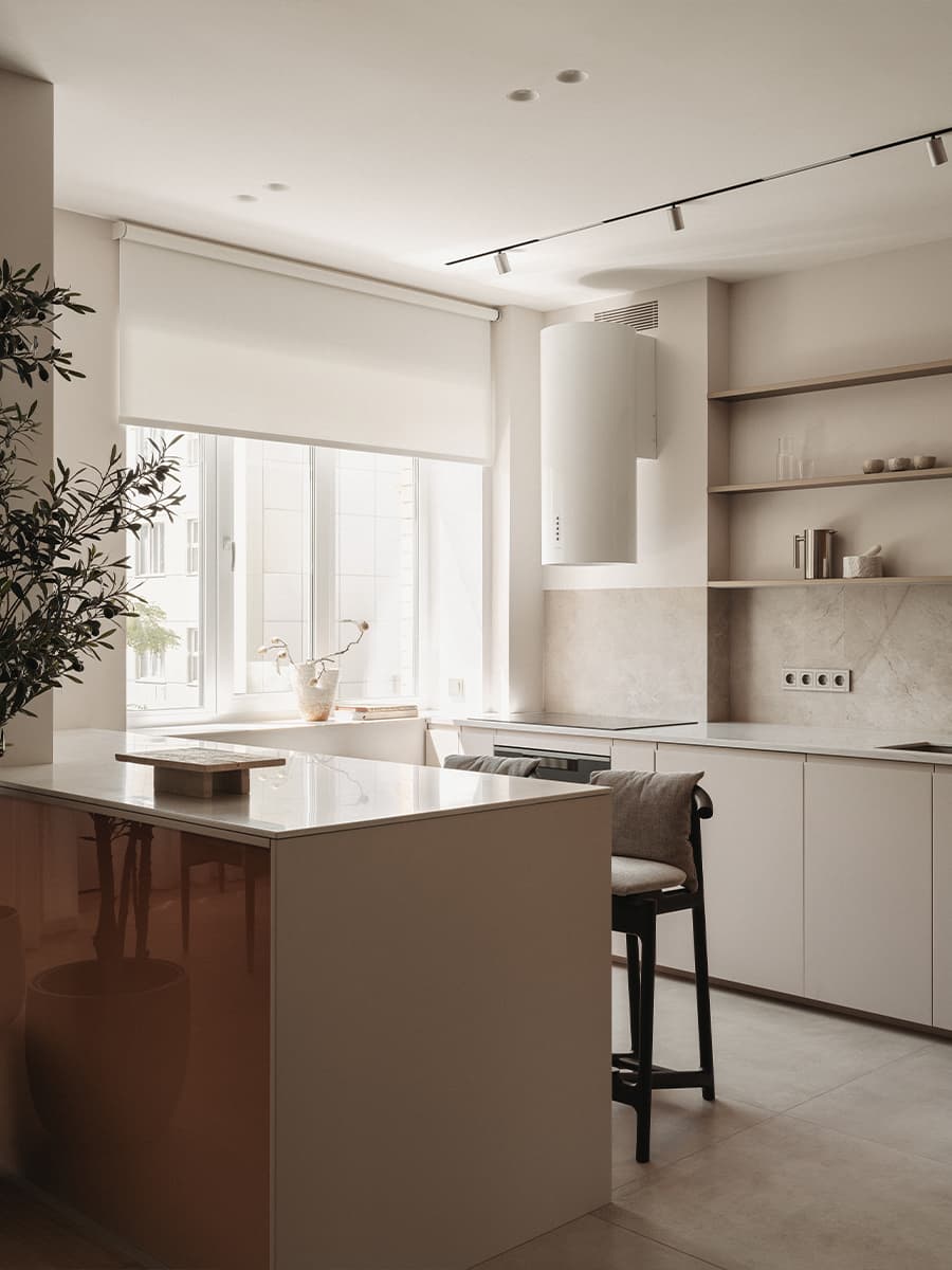 Акцентная синяя спальня в интерьере квартиры в доме 1940-х годов — проект Shilova Studio