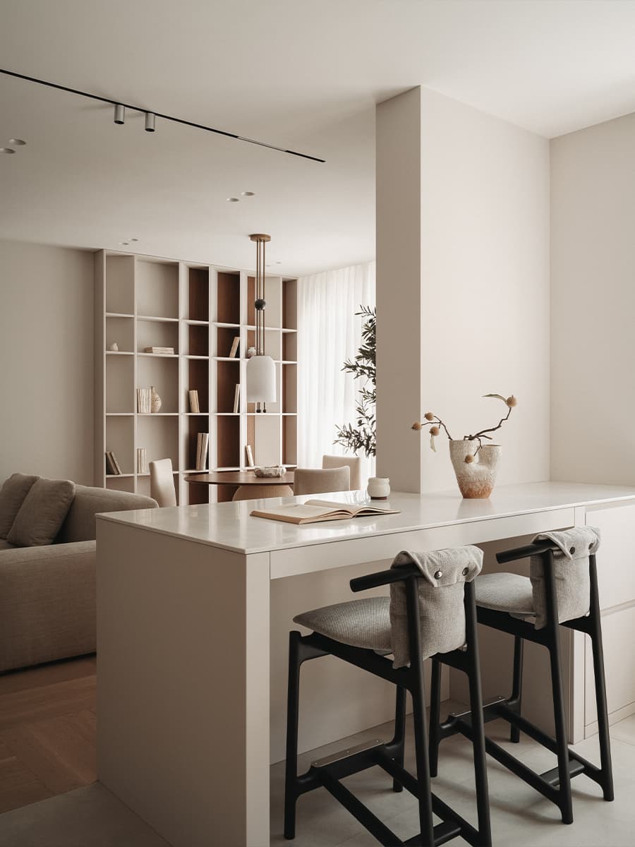 Акцентная синяя спальня в интерьере квартиры в доме 1940-х годов — проект Shilova Studio