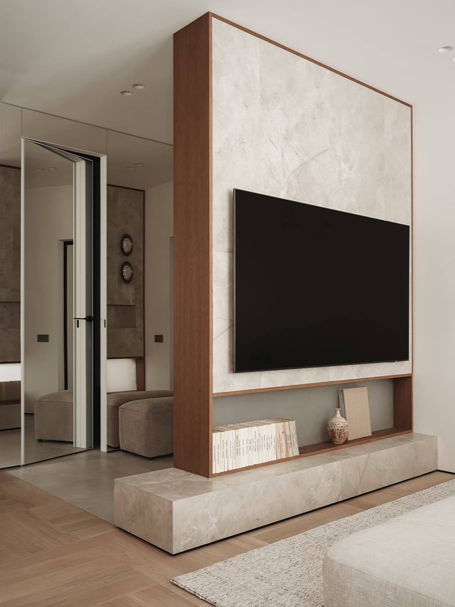 Акцентная синяя спальня в интерьере квартиры в доме 1940-х годов — проект Shilova Studio