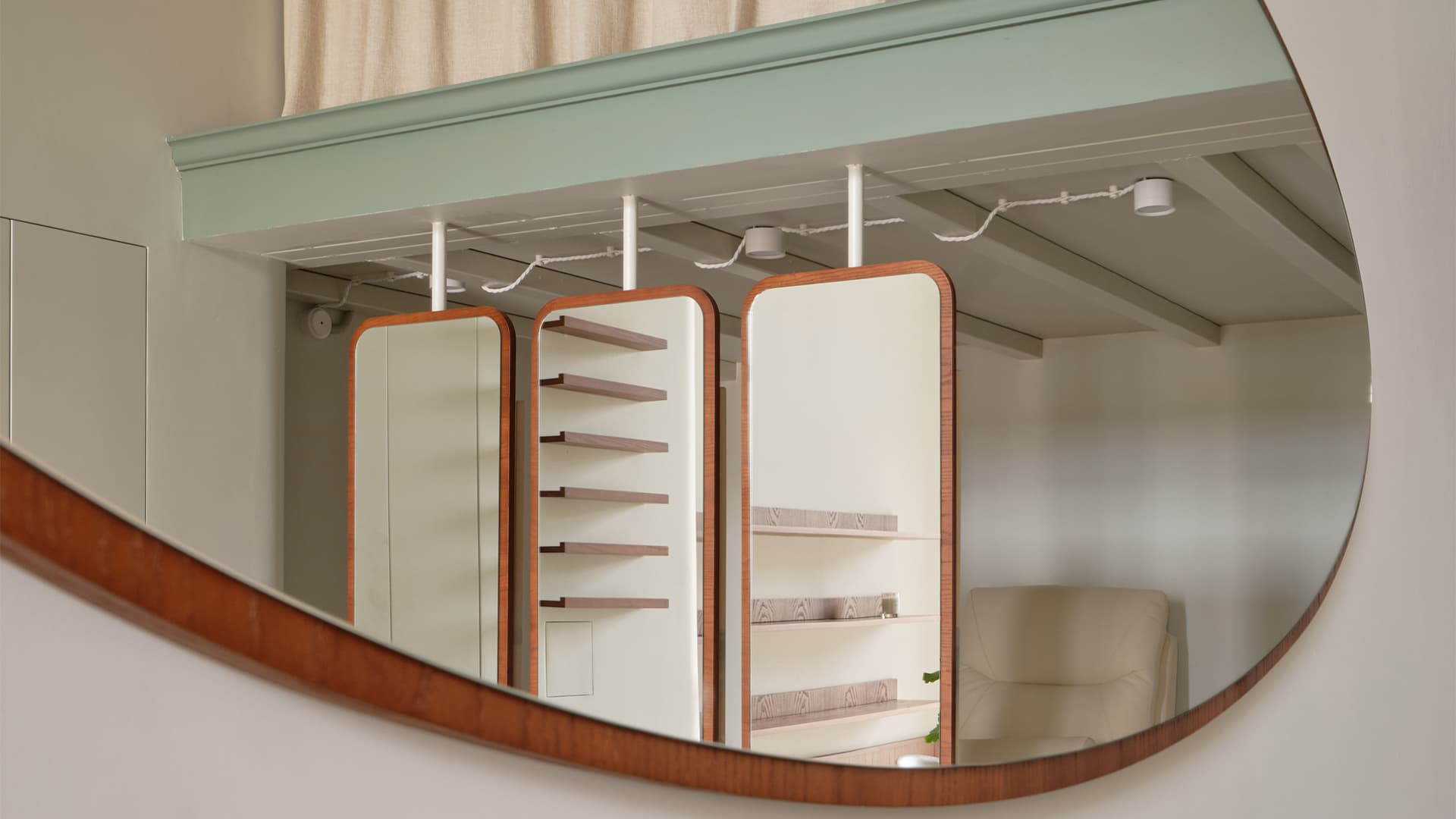 Практичная антресоль и декоративный камин в интерьере салона красоты — проект студии 5:00 am