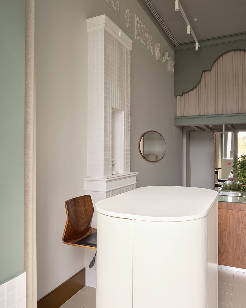 Практичная антресоль и декоративный камин в интерьере салона красоты — проект студии 5:00 am