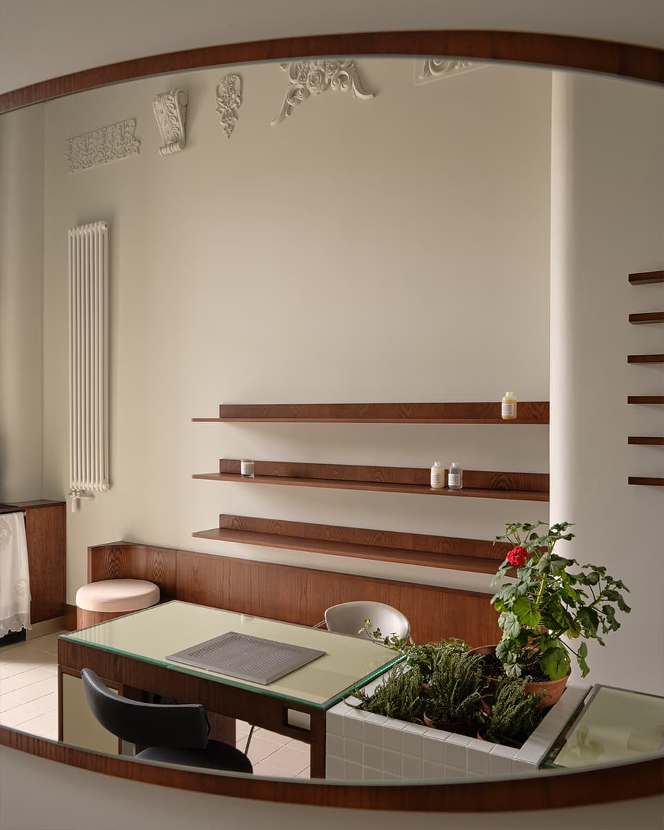 Практичная антресоль и декоративный камин в интерьере салона красоты — проект студии 5:00 am