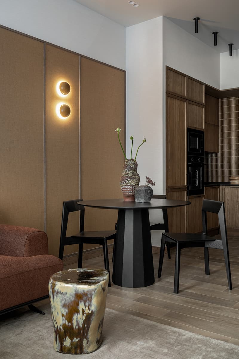 Ритмичный узор клетки и золотистая кухня в интерьере квартиры — проект Юлии Андриевской