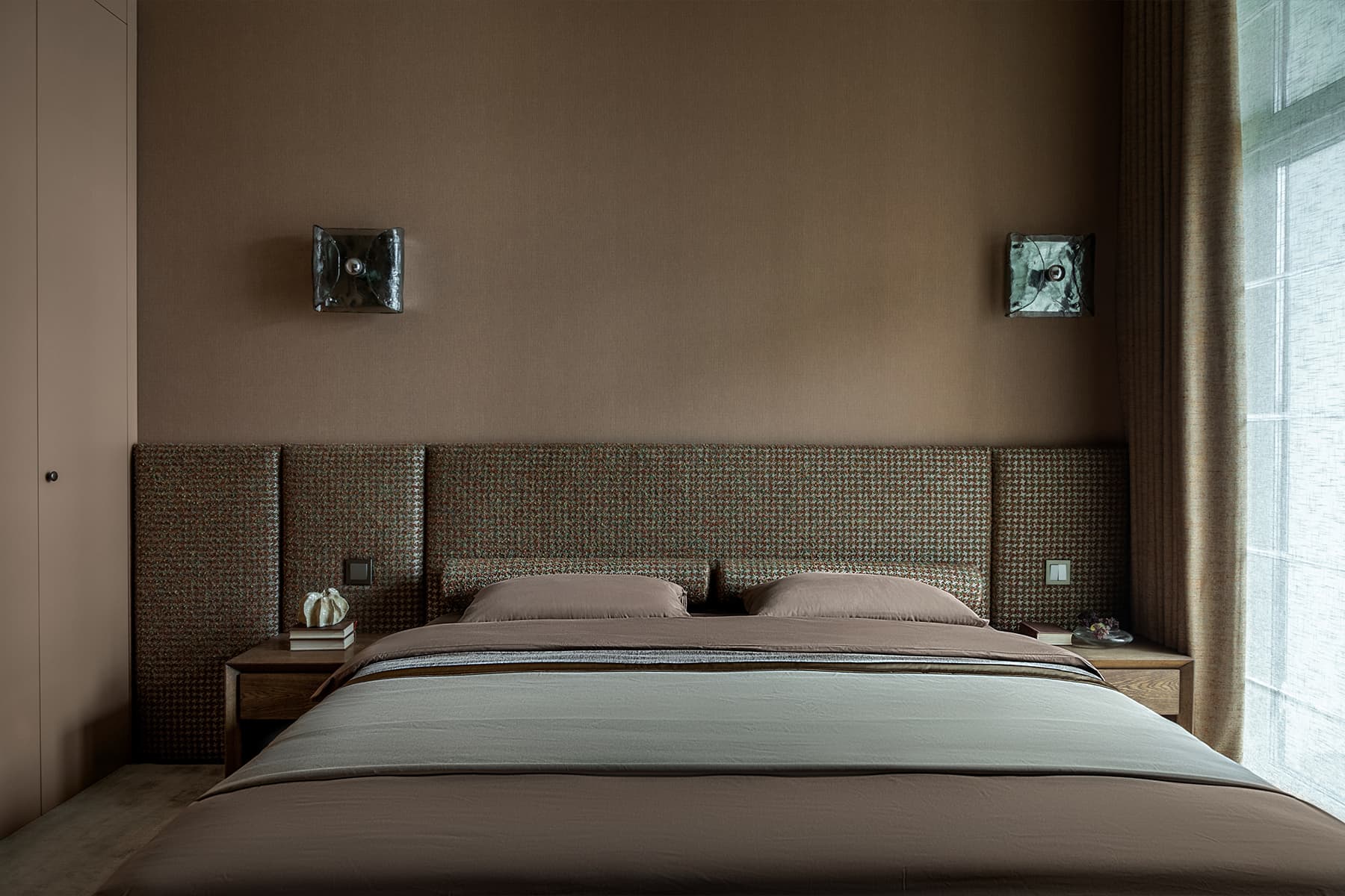 Ритмичный узор клетки и золотистая кухня в интерьере квартиры — проект Юлии Андриевской