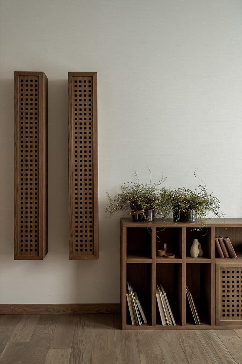 Ритмичный узор клетки и золотистая кухня в интерьере квартиры — проект Юлии Андриевской