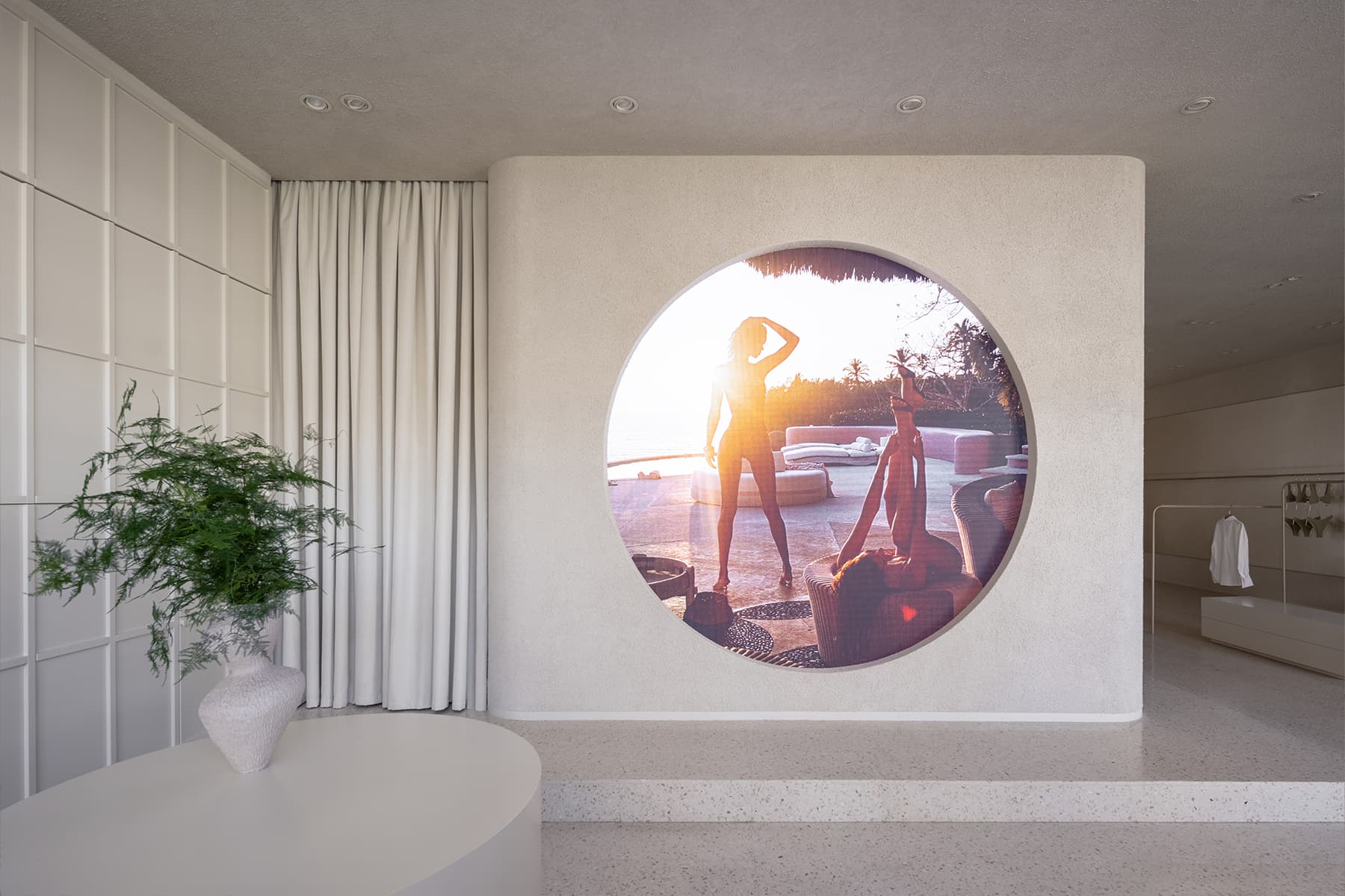 Обволакивающий интерьер флагмана бренда нижнего белья — проект бюро RMMSH