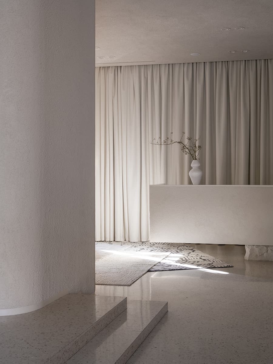 Обволакивающий интерьер флагмана бренда нижнего белья — проект бюро RMMSH