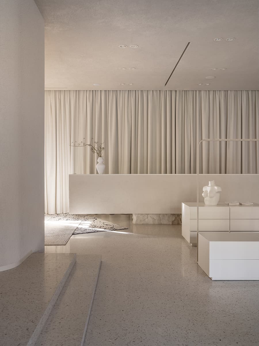 Обволакивающий интерьер флагмана бренда нижнего белья — проект бюро RMMSH