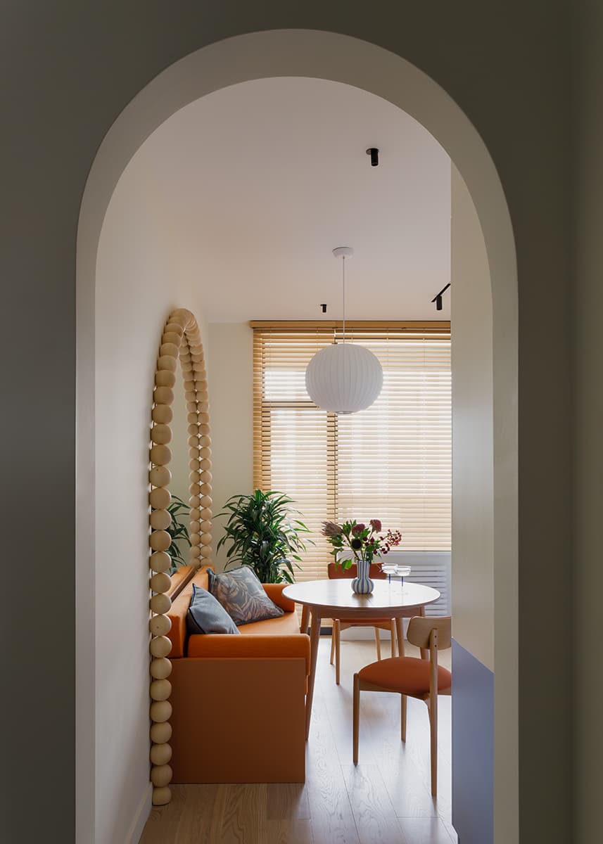 Цветное стекло и игра отражений в интерьере квартиры для девушки — проект Анны Пелипчук