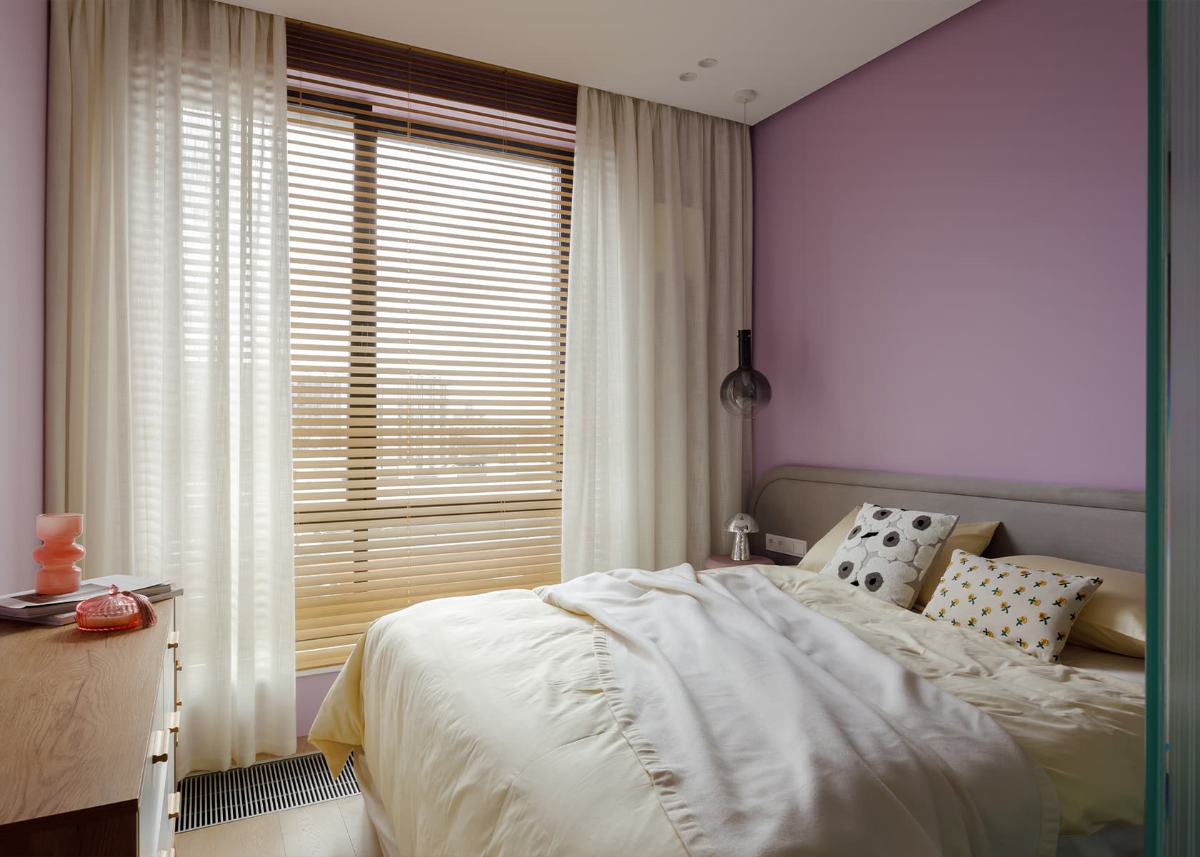 Цветное стекло и игра отражений в интерьере квартиры для девушки — проект Анны Пелипчук