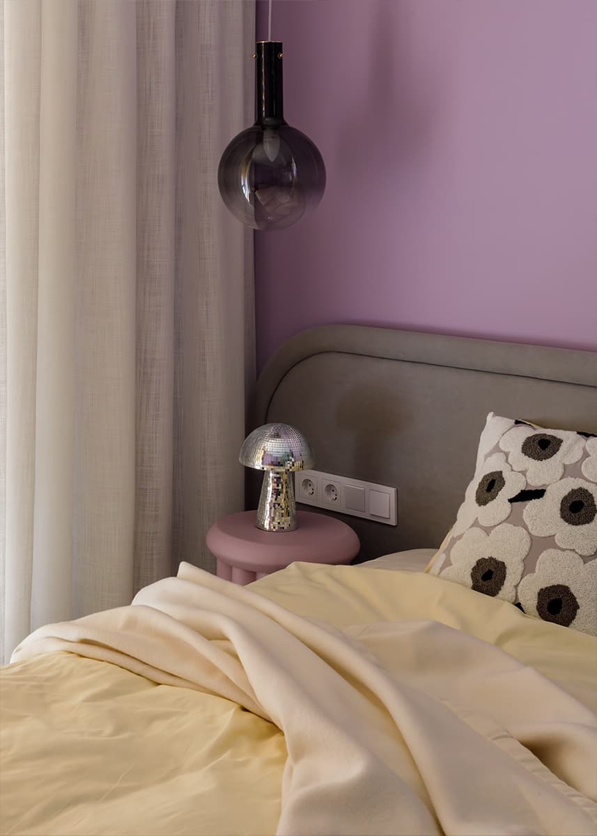 Цветное стекло и игра отражений в интерьере квартиры для девушки — проект Анны Пелипчук