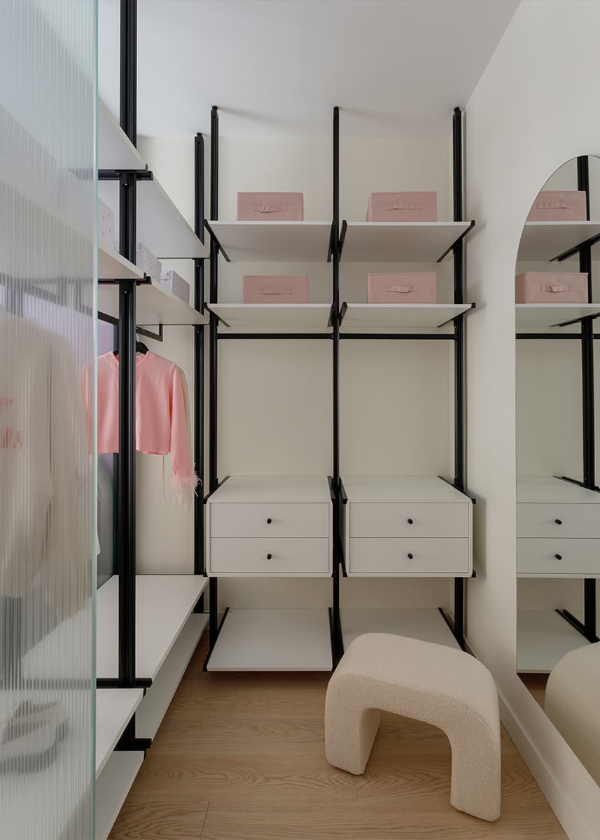 Цветное стекло и игра отражений в интерьере квартиры для девушки — проект Анны Пелипчук