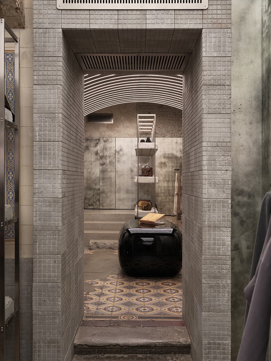 Историческая плитка в интерьере шоурума женской одежды — проект VISHNYAKOV & POKROVSKY