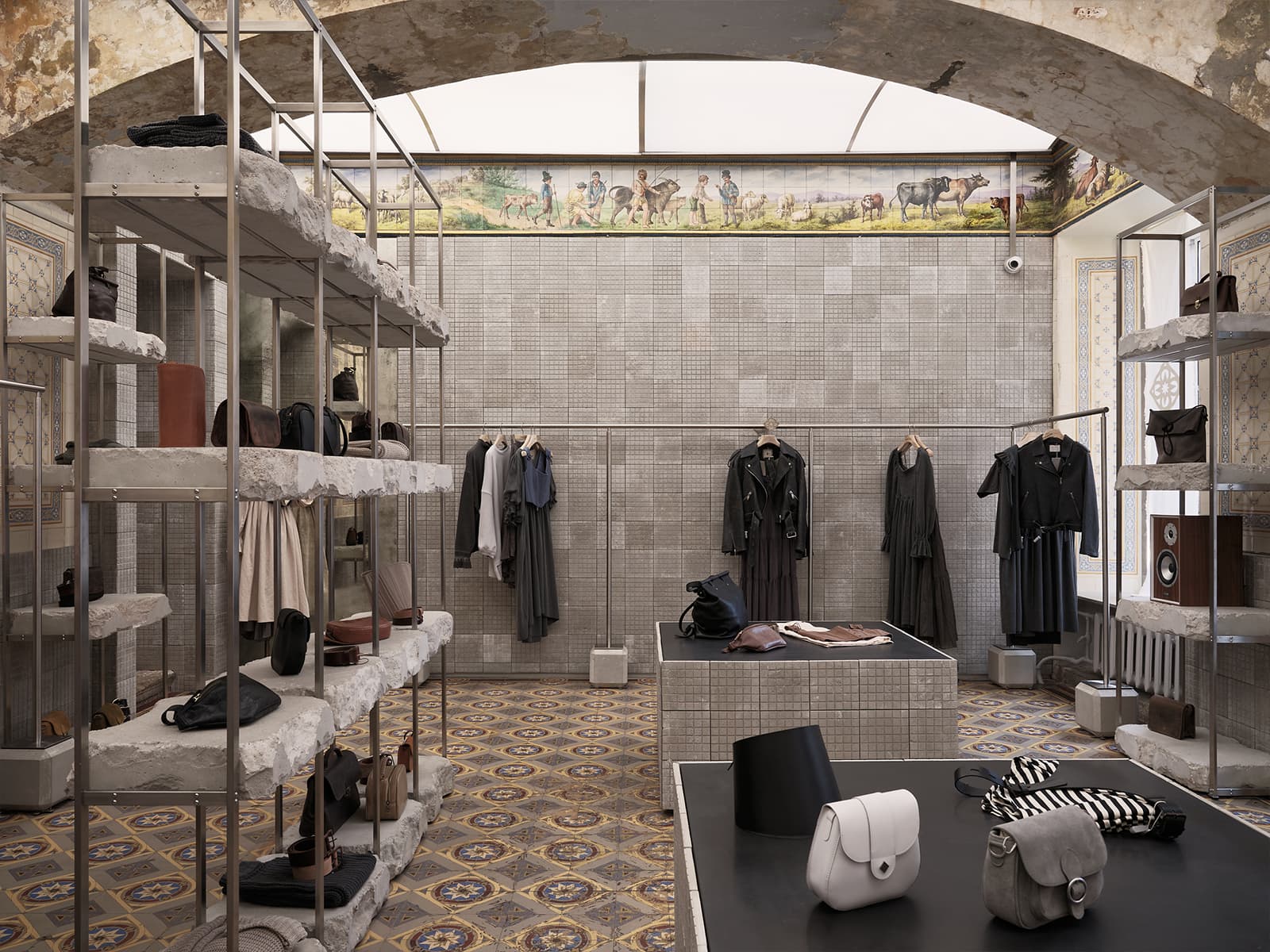 Историческая плитка в интерьере шоурума женской одежды — проект VISHNYAKOV & POKROVSKY
