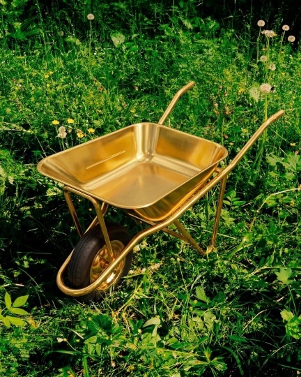 Seletti переосмыслил садовые и строительные инструменты