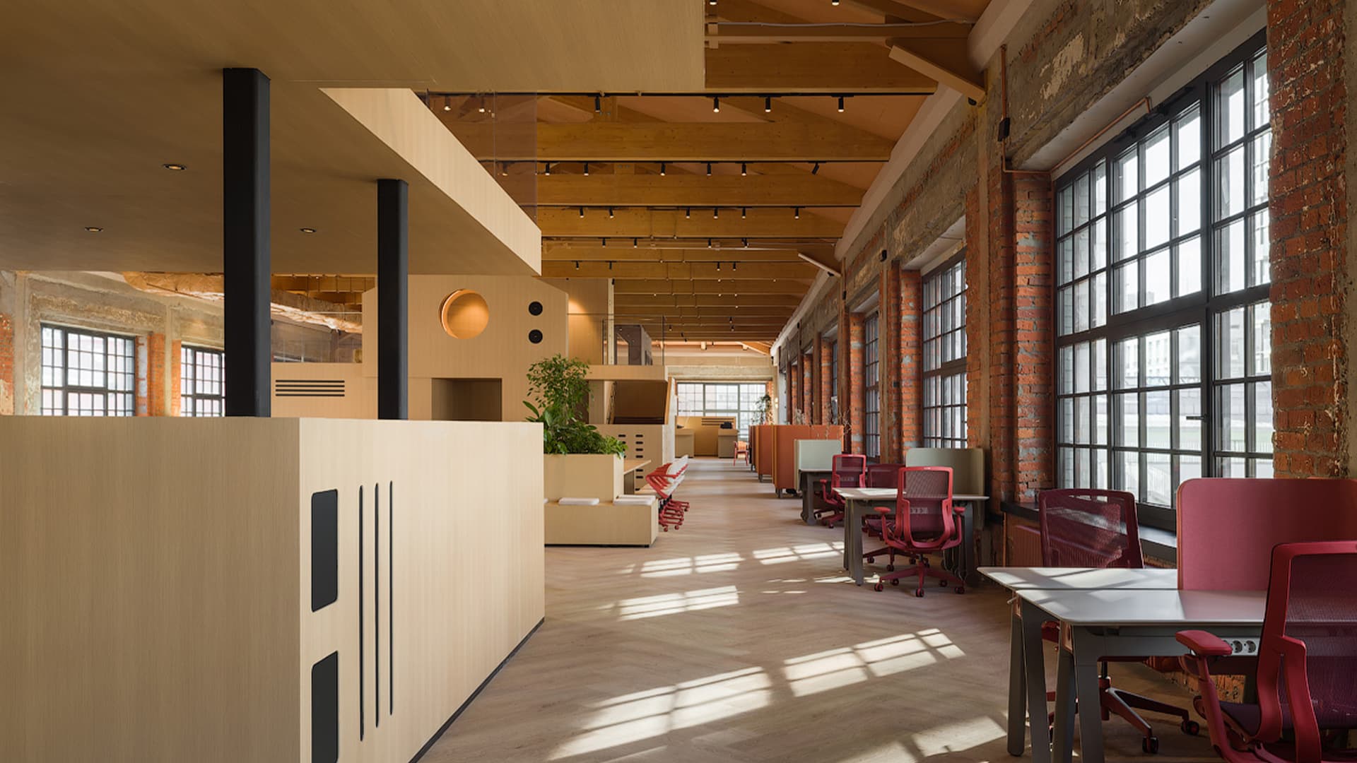Динамичный интерьер «офиса будущего» в центре Москвы — проект VOX Architects