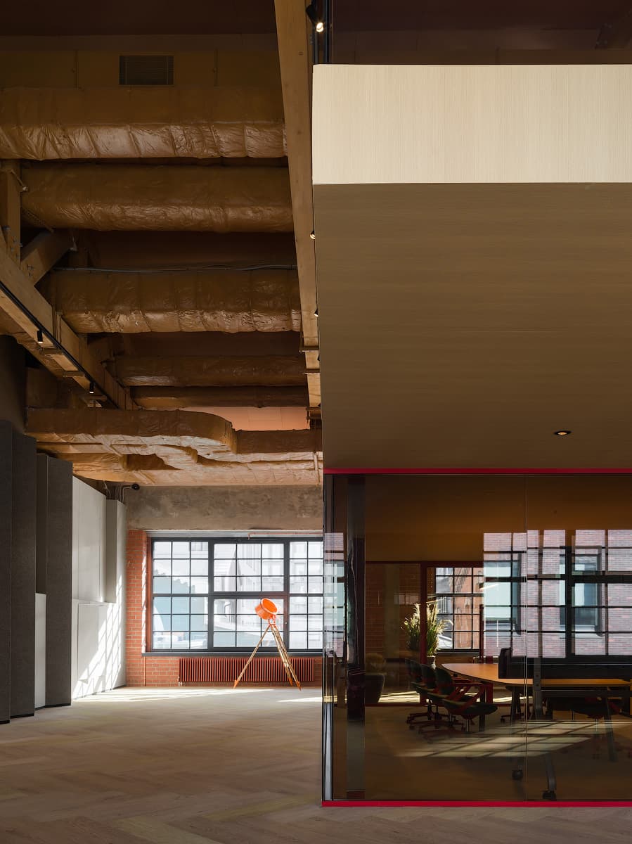 Динамичный интерьер «офиса будущего» в центре Москвы — проект VOX Architects