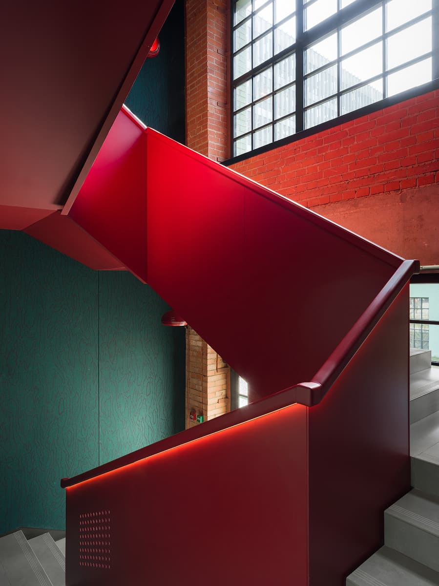 Динамичный интерьер «офиса будущего» в центре Москвы — проект VOX Architects