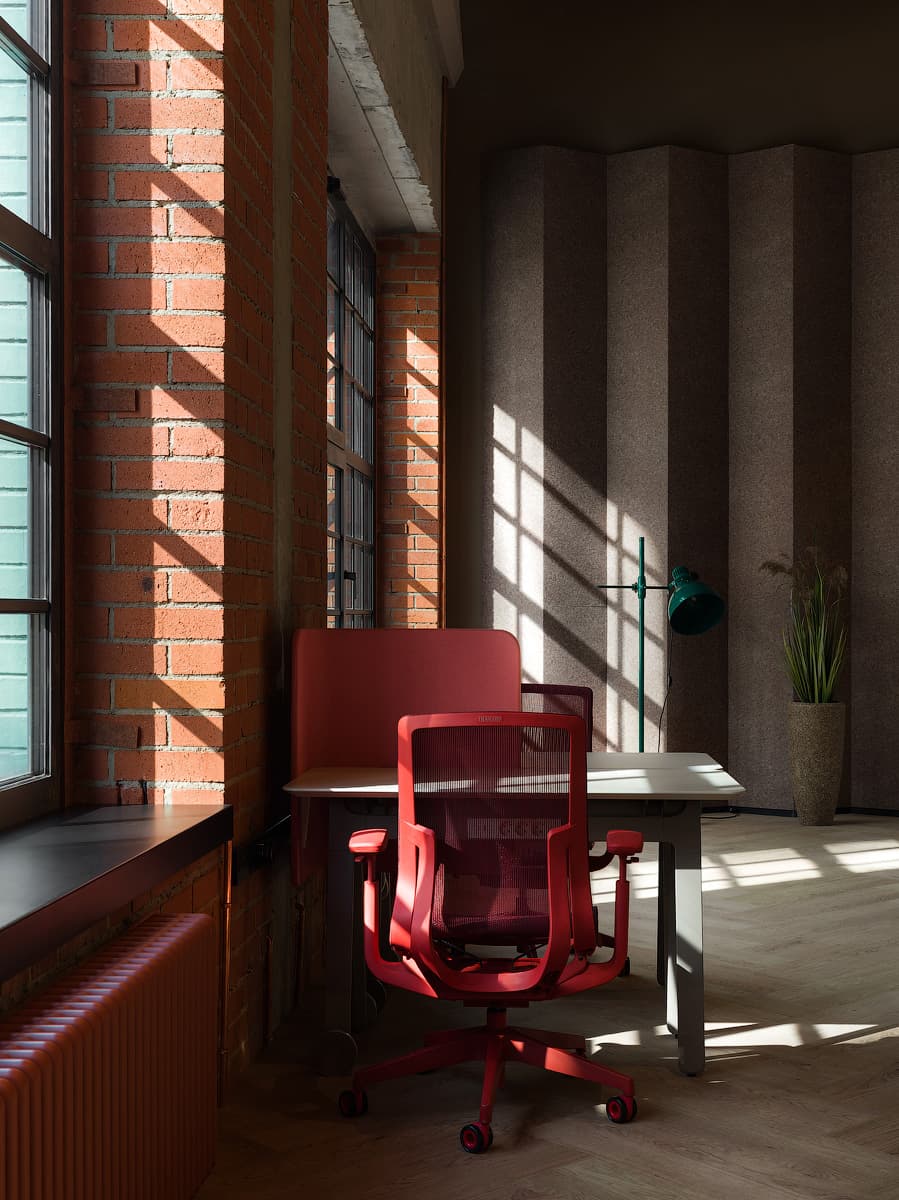 Динамичный интерьер «офиса будущего» в центре Москвы — проект VOX Architects