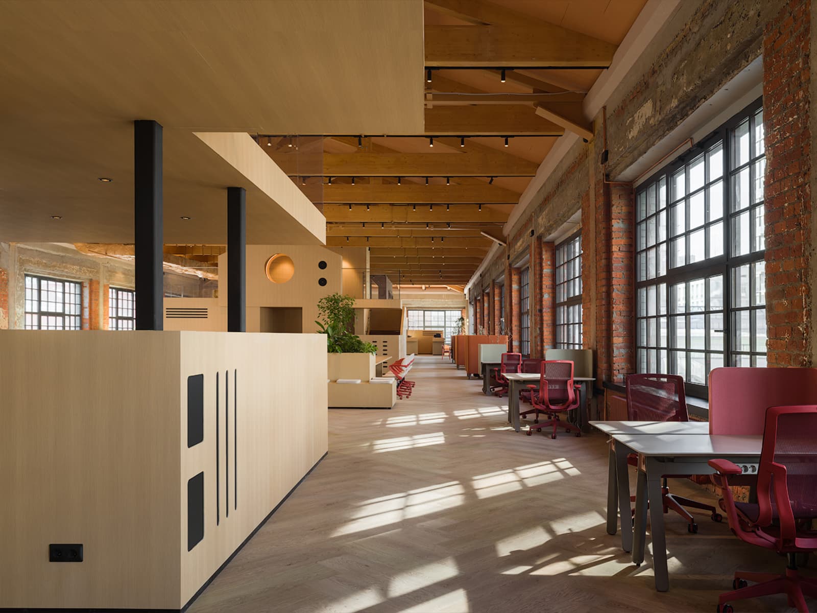 Динамичный интерьер «офиса будущего» в центре Москвы — проект VOX Architects